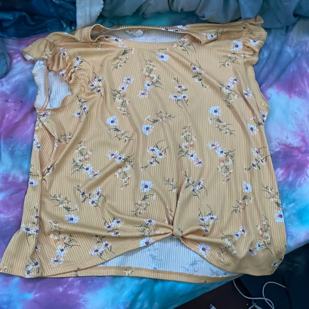 Yellow flower short sleeve shirt, worn 2-3 times, no stains, and xxxl in kids